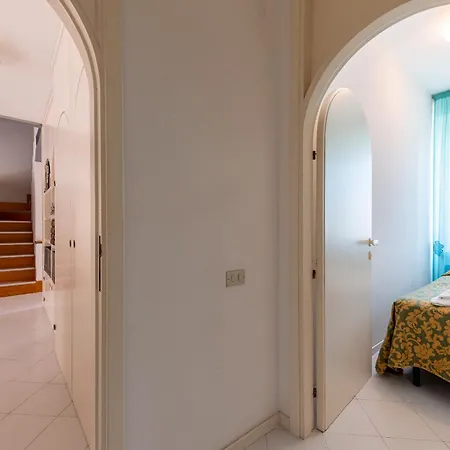 Giacomelli 23 - 80 Mt Dal Mare Apartment *